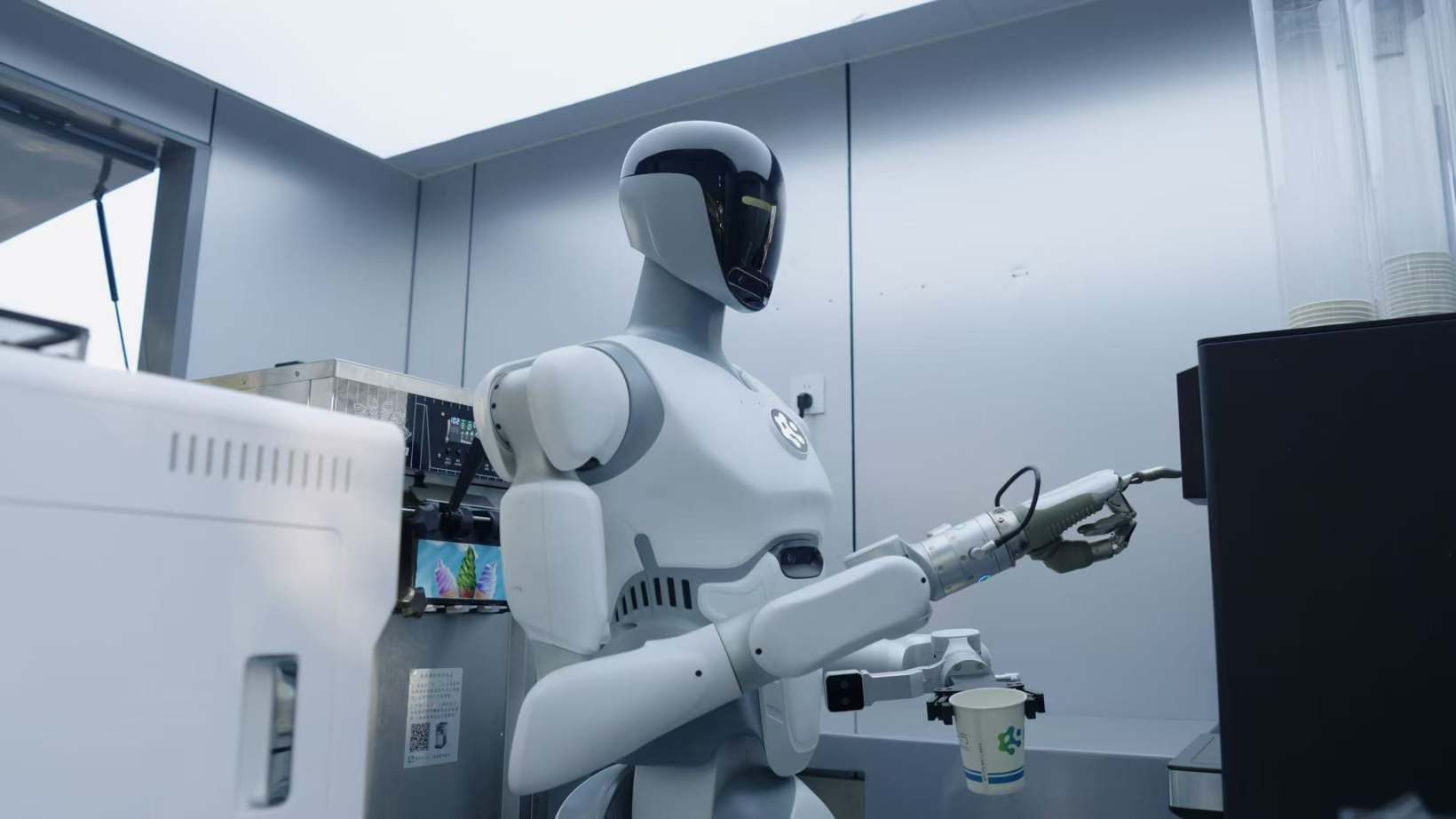 AlphaBot 2 在智慧服务场景中操作饮品设备