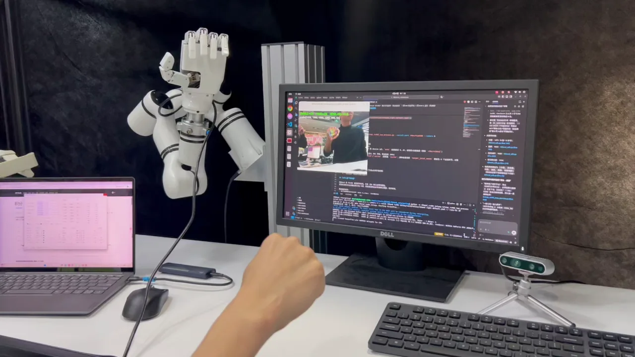 摄像头识别操作者手部姿态并驱动灵巧手的 RGB 视觉遥操作演示
